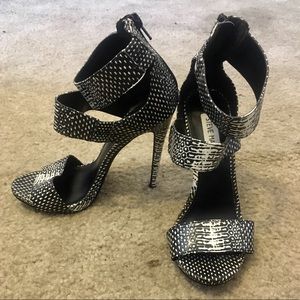 Steve Madden BL/WH “Milyah” Snake Print Heels Sz 7